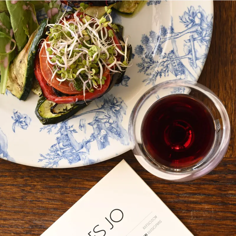 Assiette végétarienne et verre de vin chez Jules Jo