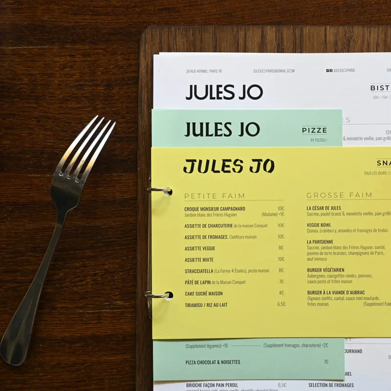 Les cartes colorées du Jules Jo posées sur une table