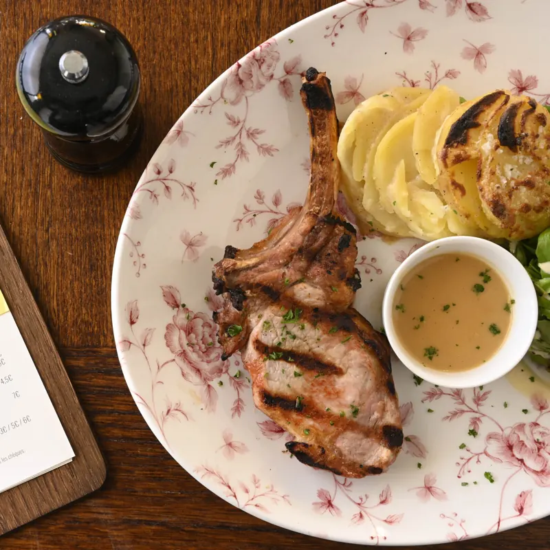 Côte de porc grillée et purée maison chez Jules Jo
