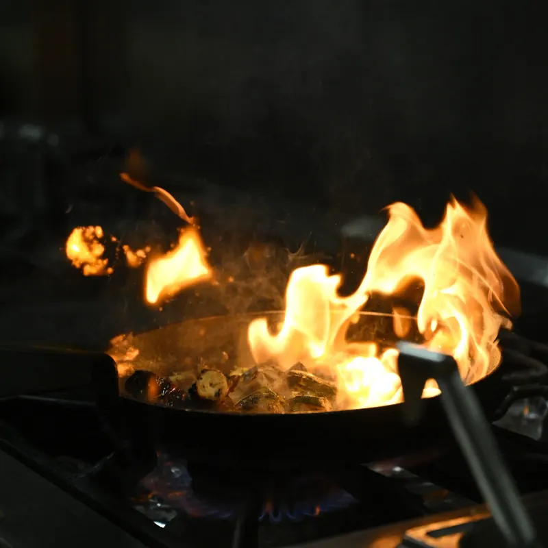 Cuisson à la braise dans la cuisine du Jules Jo