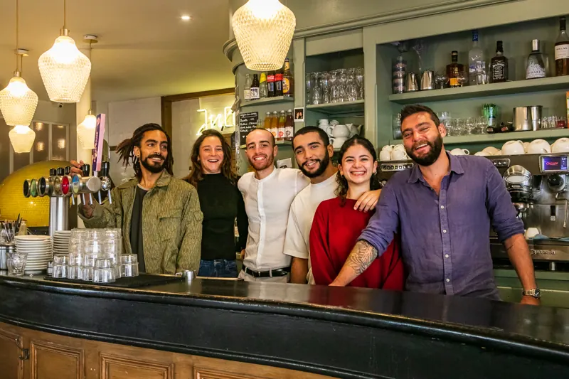 L'équipe du Jules Jo souriante derrière le bar