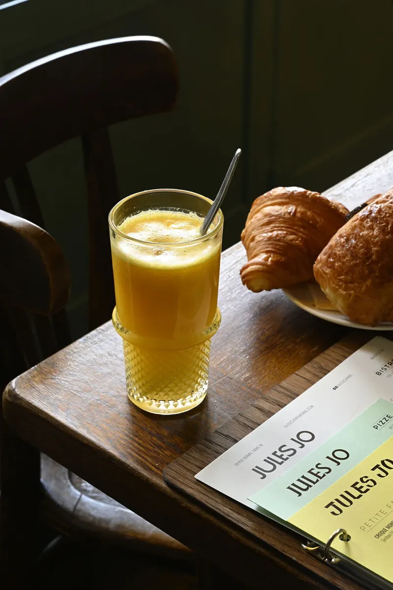Jus d'orange pressé et croissant au comptoir du Jules Jo le matin