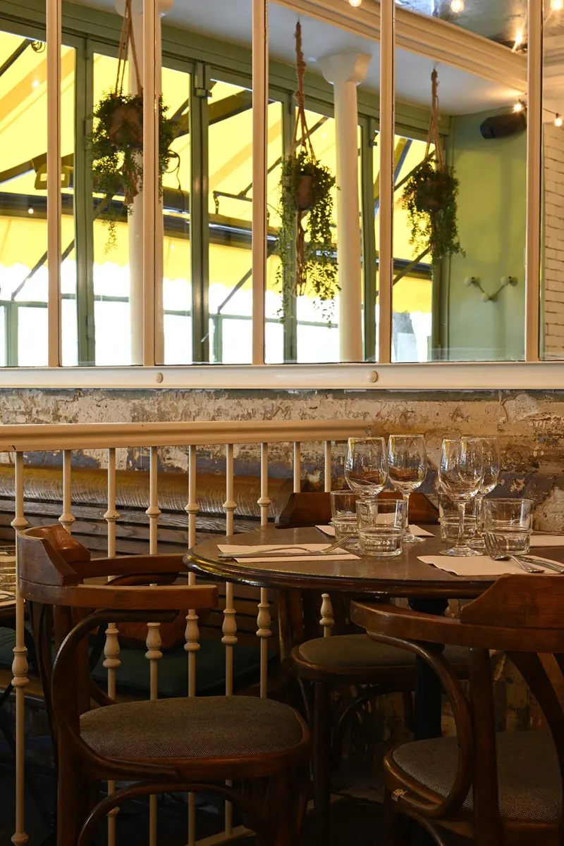 La salle du Jules Jo, banquettes et miroirs sur fond vert clair
