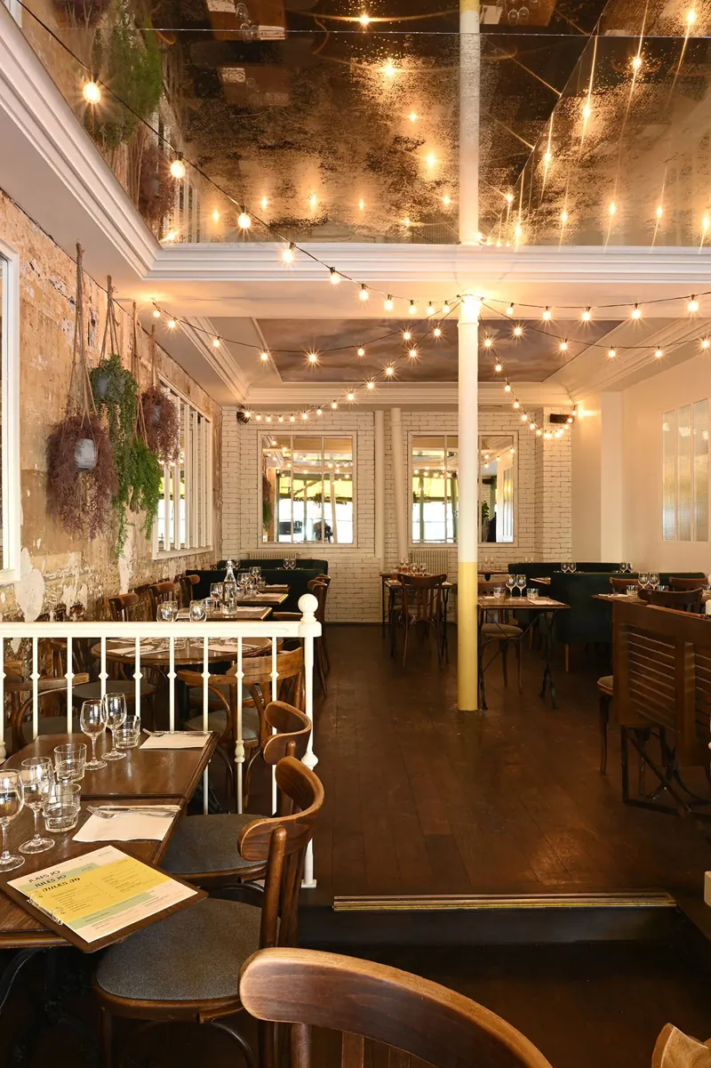 La salle du bistrot Jules Jo et ses guirlandes lumineuses, rue Hermel à Paris 18e