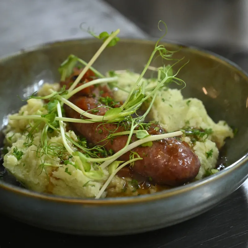 Saucisse au couteau et purée maison chez Jules Jo
