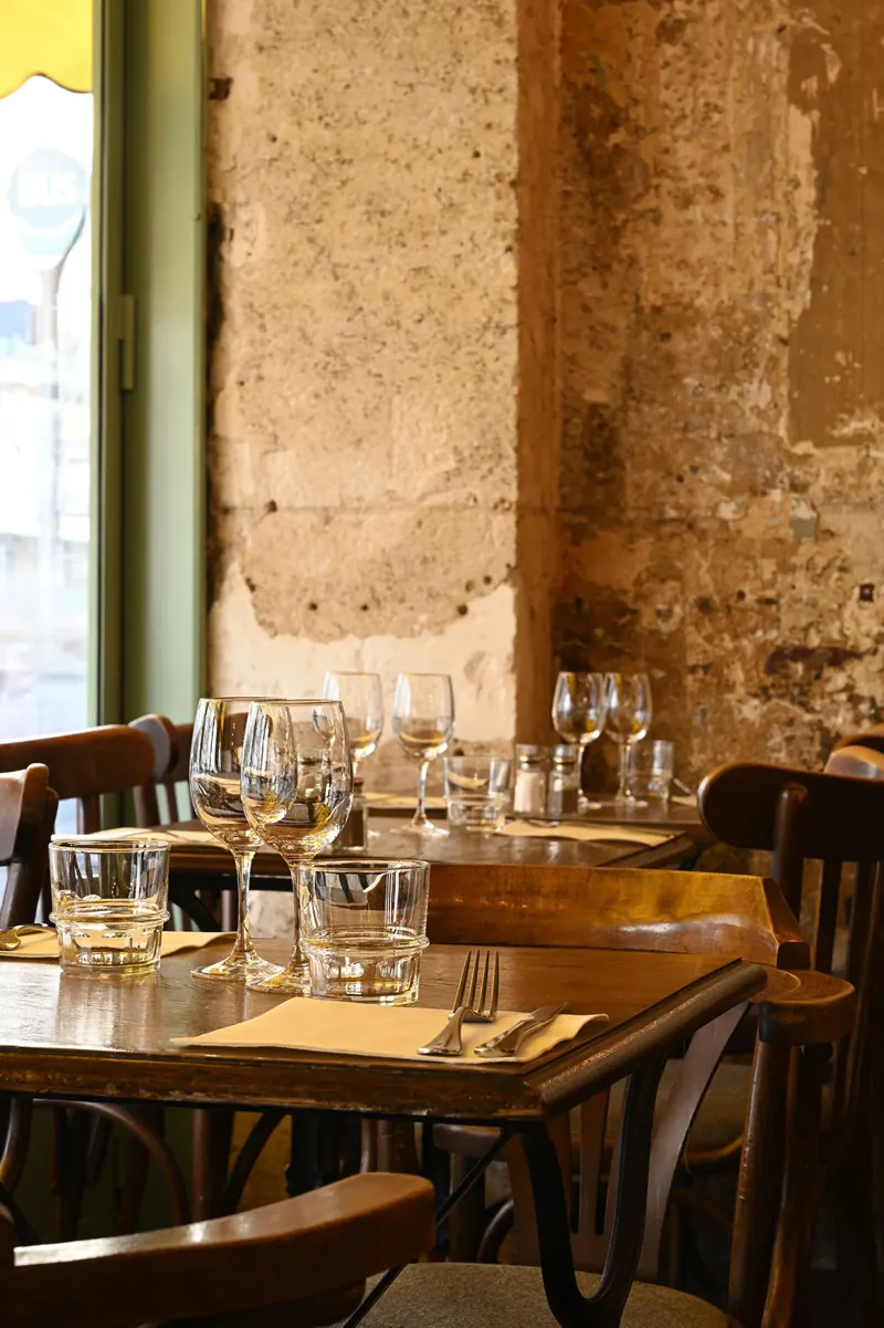 Tables dressées près des fenêtres chez Jules Jo